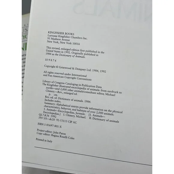 the Kingfisher Illustrated encyclopedia of animals hardcover book English READ - Picture 5 of 6